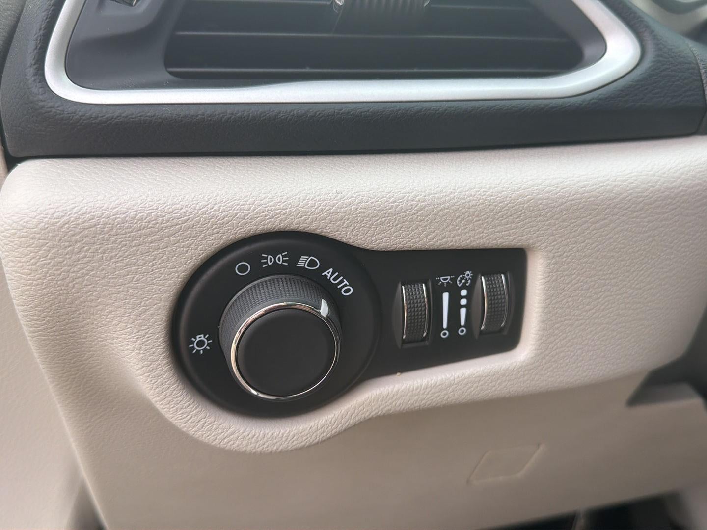 2024 Chrysler Voyager LX