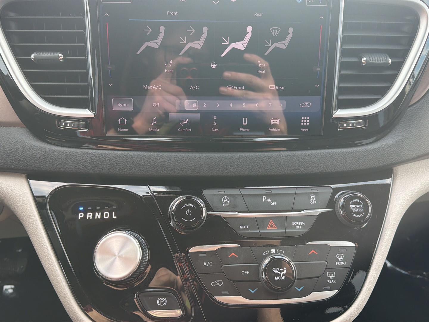 2024 Chrysler Voyager LX